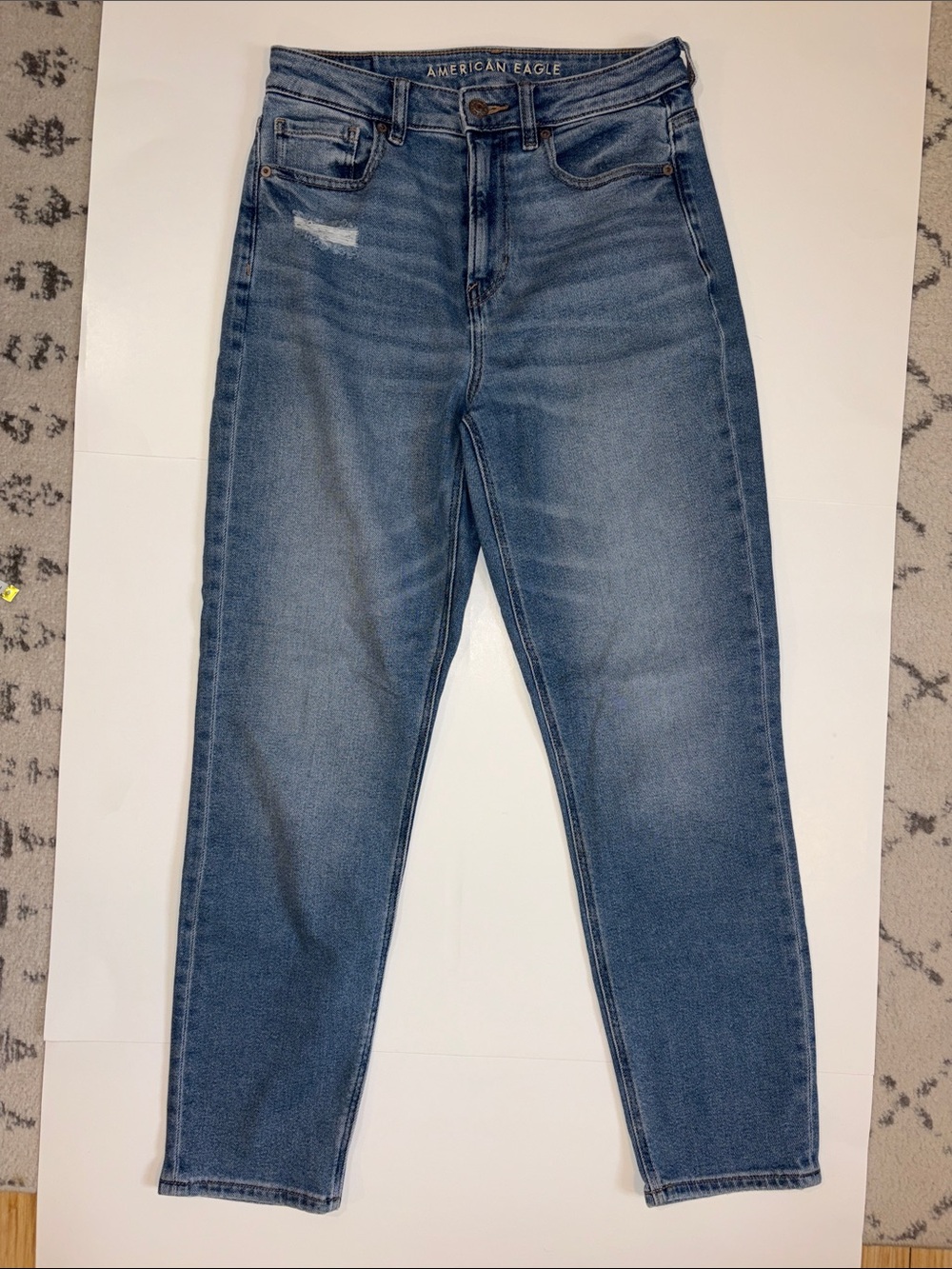 Like New- AE Mid-Rise Stretch Medium Blue Straight Leg Jeans Sz 6